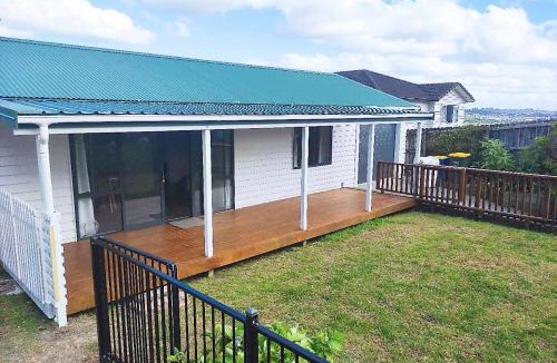 Fairview Heights Villa | Sunny Haven Northshore - Free Parking, Wifi, Coffee, Milk and Tea