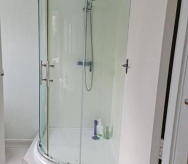 Epsom Apartment | Sunny Private Studio in Central Epsom