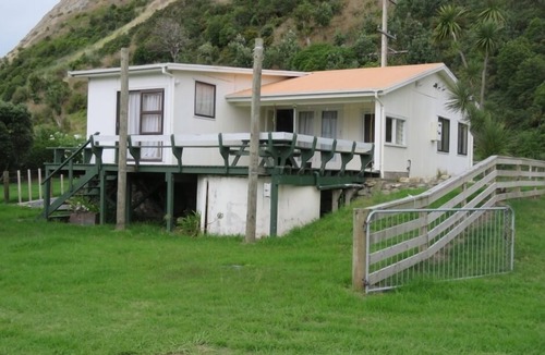 Mahia House | Sunny quiet bach by the beach