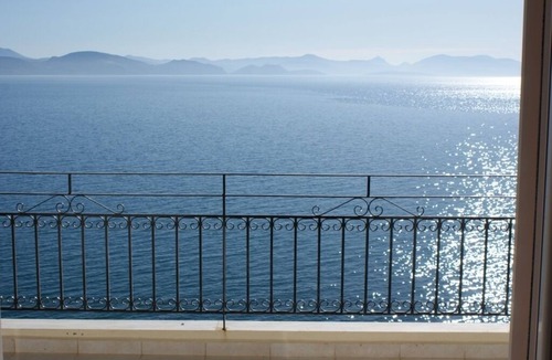 Kefalari Apartment | Sunrise 3 Apartment - Beautifully Located Air Conditioned 1 Bedroom Above Beach