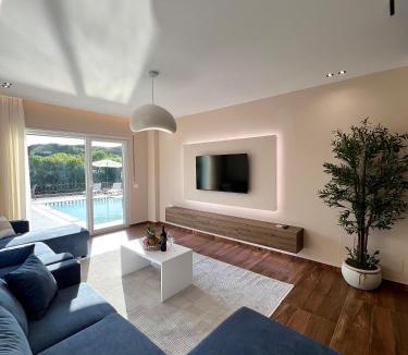 Qerek Villa | Sunset Aura Riverside Villa & Pool
