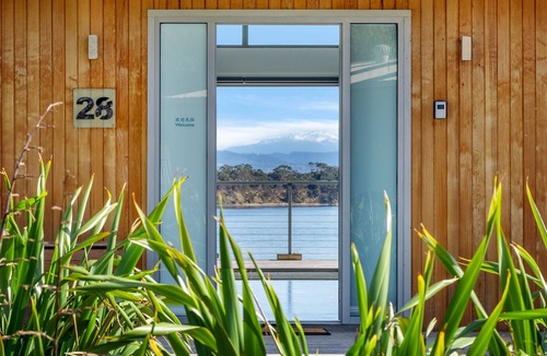 Alonnah House | Sunset Bay Escape- A spectacular place to unwind with a loved one or friends