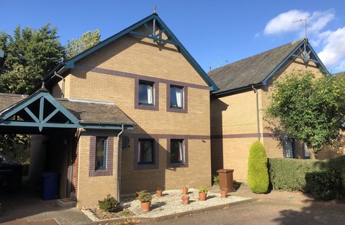 Dalkeith House | Super 2 Bedroom Flat near Dalkeith Town Center