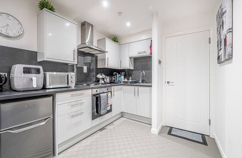 Dunfermline Apartment | Super Prime Abbey + Free Parking by Three Bridges Apartments