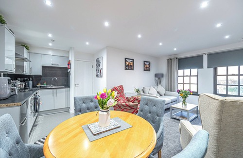 Dunfermline Apartment | Super Prime Abbey + Free Parking by Three Bridges Apartments