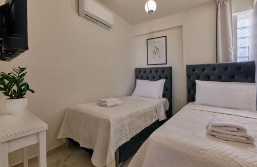 Stavromenos Apartment | Superior family apartment w/pool dining area