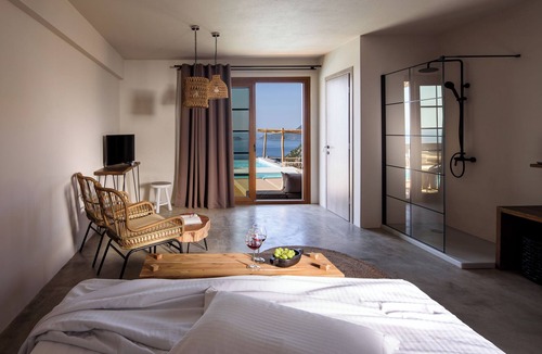 Alonissos Bed & Breakfast | SWIM UP SUITE with direct access to the infinity pool and stunning sea view