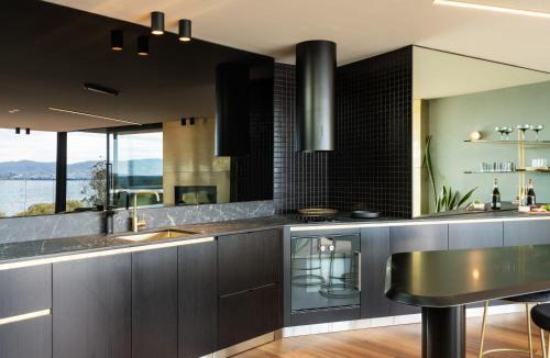 Battery Point Apartment | 'Sydney' - Luxurious waterfront penthouse in Battery Point