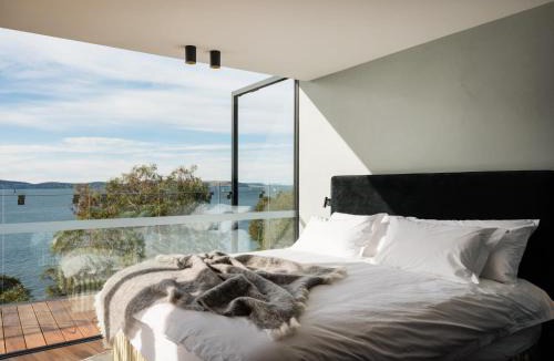 Battery Point Apartment | 'Sydney' - Luxurious waterfront penthouse in Battery Point