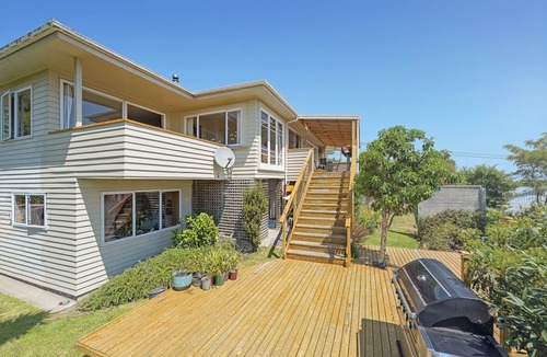 Tahunanui House | Tahuna Views - Sweeping Bay Views with a Spa Pool. Easy Walk to the Beach!