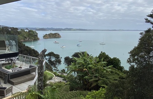 Russell House | Taiaruru beach house, Bay of Islands, direct beach access & cedar hot tub