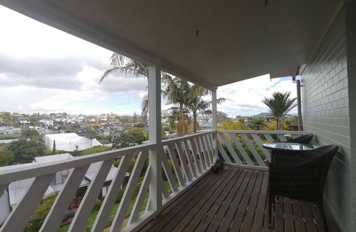 Hauraki House | Takapuna Centre 3B & Netflix x 3 Bed 2 Bath & 3 Parking walking 5mins to beach