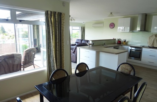 Taupo House | Taupo Harbour Retreat, GREAT VIEWS, Private, Wifi, Prime Video, Rate is 4 people