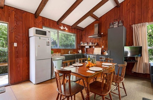 Pukawa Cottage | Te Kuru Cabin - Pukawa Bay Holiday Home