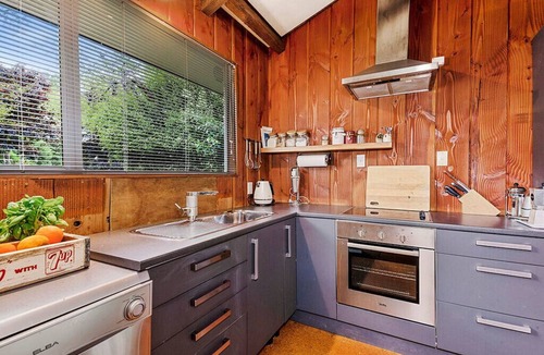 Pukawa Cottage | Te Kuru Cabin - Pukawa Bay Holiday Home