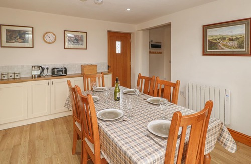 Wing Cottage | THE BARN, pet friendly, with hot tub in Milton