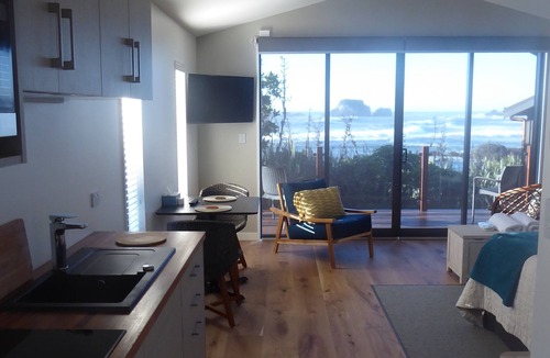 Cape Foulwind Cabin | The Bay House Beachfront Accommodation