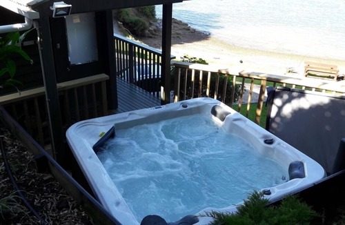 Opua House | The Beach Bach - Water's Edge, Bay of Islands