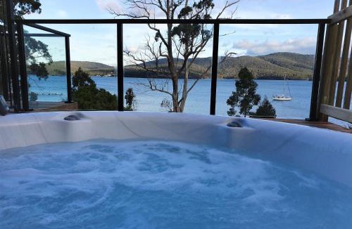 Dover House | The Beach House- private jacuzzi and wood fire!