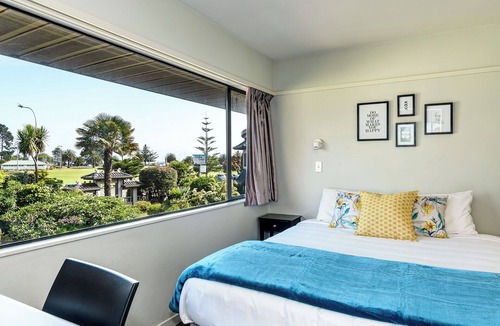 Tahunanui Hotel | The Beachcomber Hotel