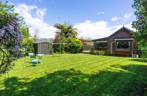 Takaka House | The Birds Nest - Cosy Chalet