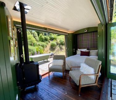 Closeburn Villa | The Box Car with Outdoor Private Bath