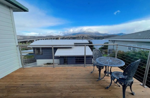 Rose Bay House | The Bridge Seaside Riveting House at Rose Bay