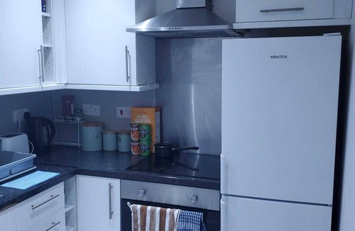 East End Apartment | The Bright and Spacious Holiday Retreat !5 minutes to the city centre!