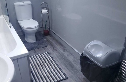 East End Apartment | The Bright and Spacious Holiday Retreat !5 minutes to the city centre!