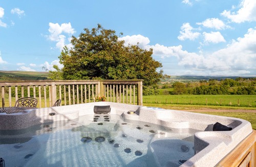 Lauder Ski Chalet | The Buchanan - sleeps 6 guests in 3 bedrooms with hot tub - 5 star award winning lodges