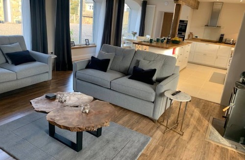 Cupar House | The Carthouse (Luxury 2 bed with private hot tub)