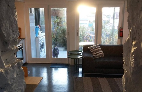 Hobart Central Business District Apartment | "The Cave" West Hobart: eco friendly apartment 🌈 🌱 🏳️‍⚧️