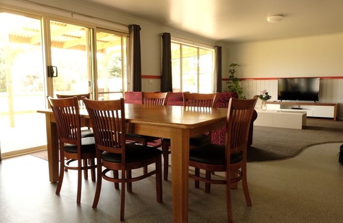 Strahan Apartment | The Crays Accommodation