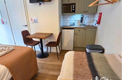 Dibden Purlieu Apartment | The Distinguished Squirrel - Room 4 - New Forest