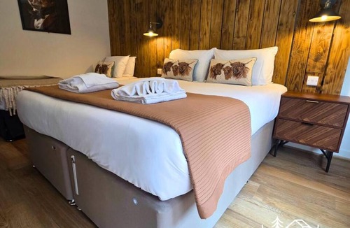Dibden Purlieu Apartment | The Distinguished Squirrel - Room 4 - New Forest