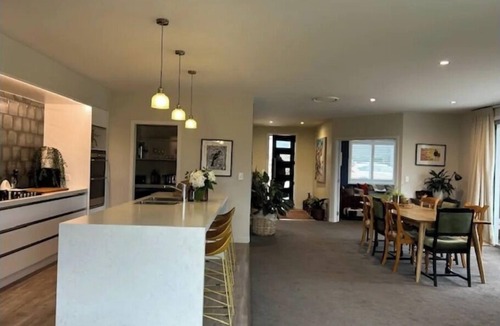 Albert Town House | The Fitchew Inn: A beautiful, spacious family holiday home. Pet friendly.