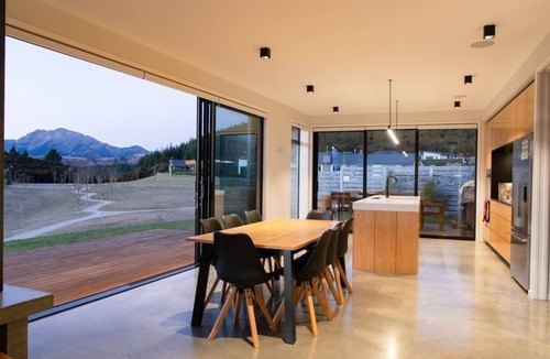 Wanaka House | The Gem in Peninsula Bay