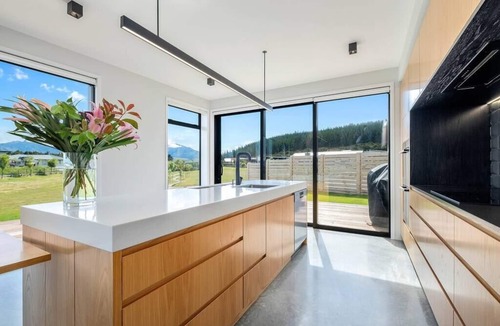 Wanaka House | The Gem in Peninsula Bay