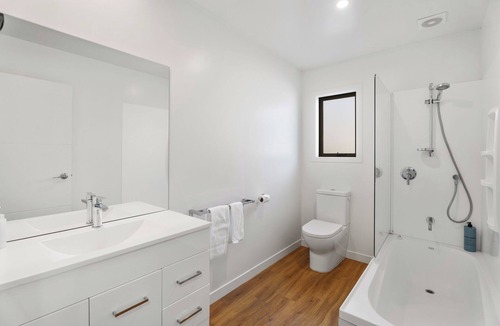 Lowburn House | The Jolly Inn - Cromwell Holiday Home