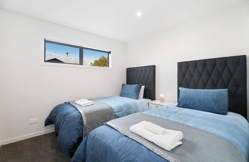 Lowburn House | The Jolly Inn - Cromwell Holiday Home