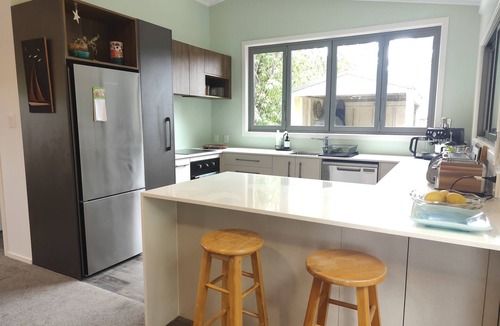 Okere Falls Cottage | The Lake House. Cosy getaway near Rotorua & jetty