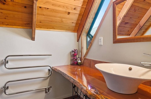 Lake Tarawera Cottage | THE LAKEVIEW CHALET - LAKE TARAWERA HOLIDAY HOME in Oneroa