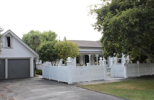Onerahi House | The Loft Guesthouse - Private Harbourside Oasis
