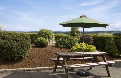 Annan Cottage | THE LOFT, pet friendly, with hot tub in Annan