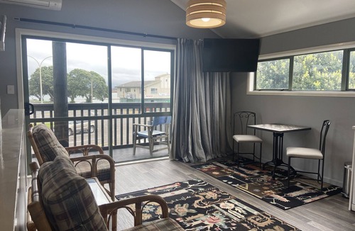 Maketu Villa | The luxurious Okurei Villa come and relax on the balcony with a glass of wine