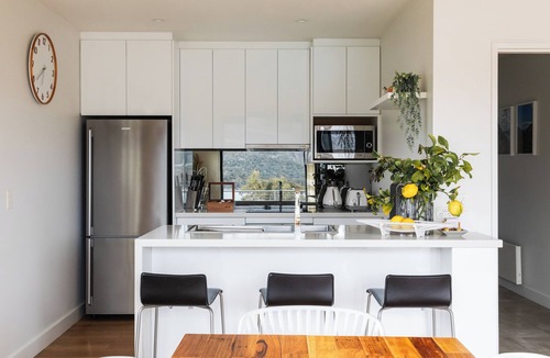 Coles Bay House | The Moorings at Freycinet. Beachfront. Panoramic Mountain Views. Free wifi.
