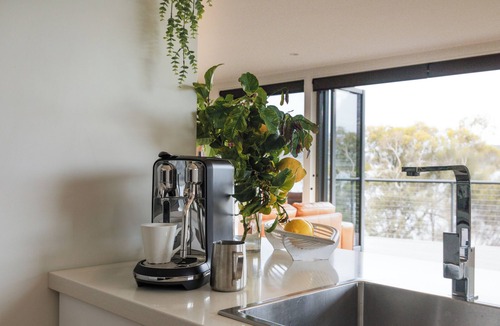 Coles Bay House | The Moorings at Freycinet. Beachfront. Panoramic Mountain Views. Free wifi.