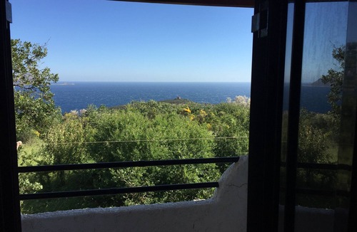Voia House | The Oak House is located in a quiet environment, with panoramic sea view