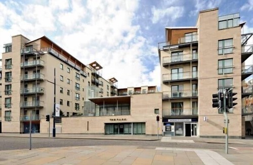 Old Town Apartment | The Park - Holyrood Road Apartment with free parking and lift access