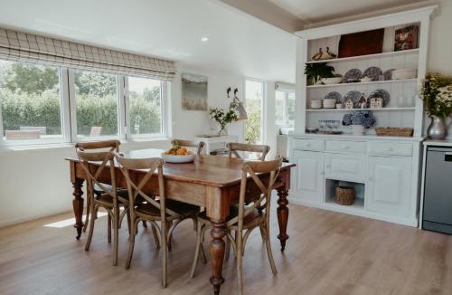Tasman House | The Pickers Rest